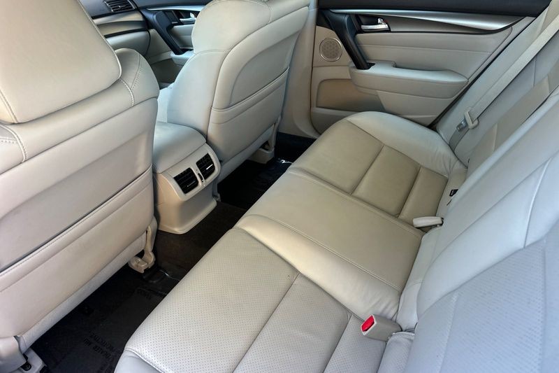 Acura TL Vehicle Full-screen Gallery Image 13