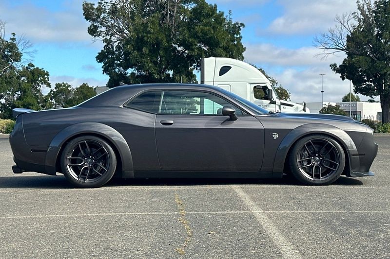 Dodge Challenger Vehicle Full-screen Gallery Image 02
