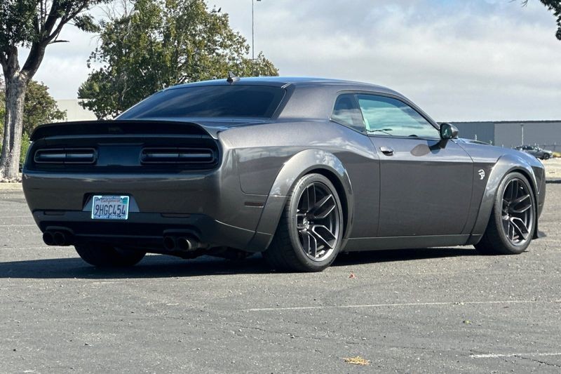 Dodge Challenger Vehicle Full-screen Gallery Image 03