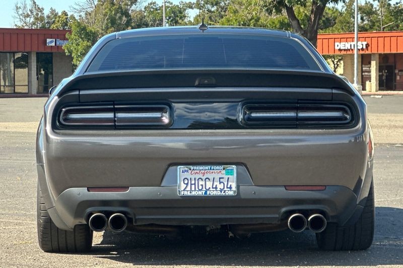 Dodge Challenger Vehicle Full-screen Gallery Image 04