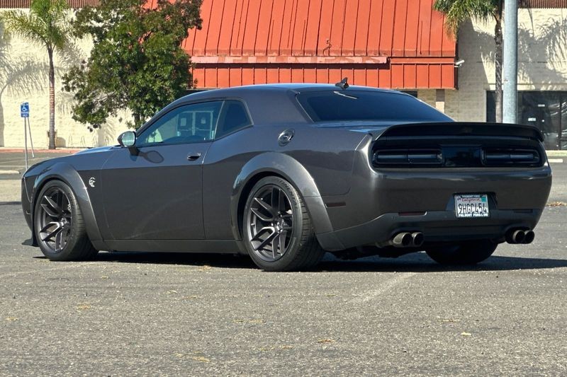 Dodge Challenger Vehicle Full-screen Gallery Image 05