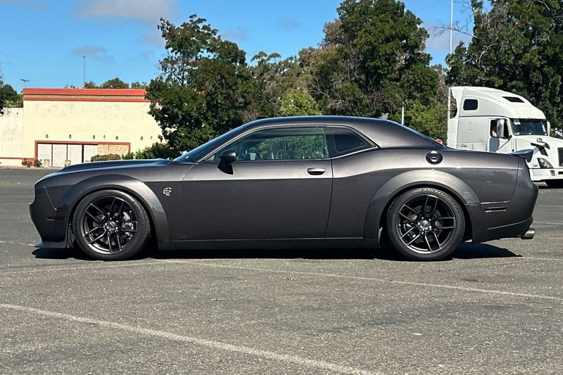 Dodge Challenger Vehicle Full-screen Gallery Image 07