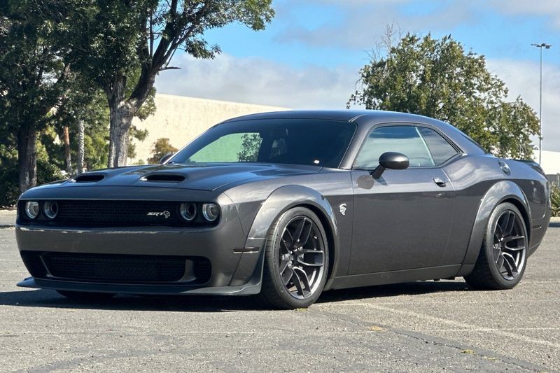 Dodge Challenger Vehicle Full-screen Gallery Image 08