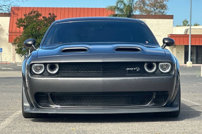 Dodge Challenger Vehicle Full-screen Gallery Image 09