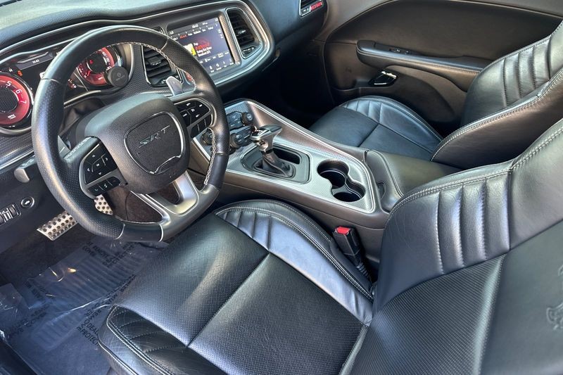 Dodge Challenger Vehicle Full-screen Gallery Image 10
