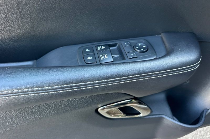 Dodge Challenger Vehicle Full-screen Gallery Image 11