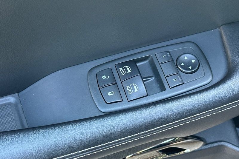 Dodge Challenger Vehicle Full-screen Gallery Image 12