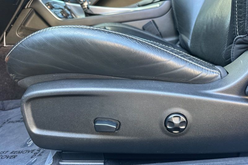 Dodge Challenger Vehicle Full-screen Gallery Image 13