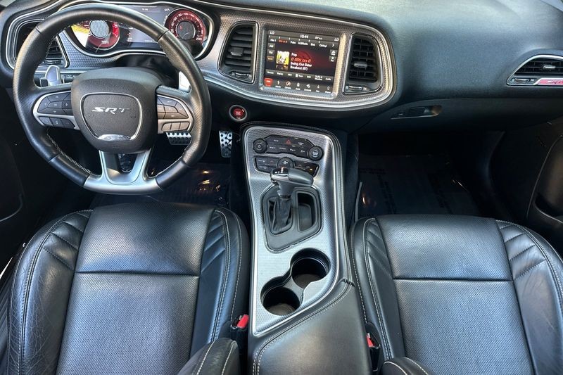 Dodge Challenger Vehicle Full-screen Gallery Image 15