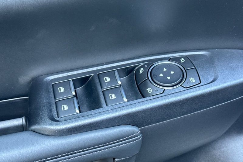 Ford Ranger Vehicle Full-screen Gallery Image 11