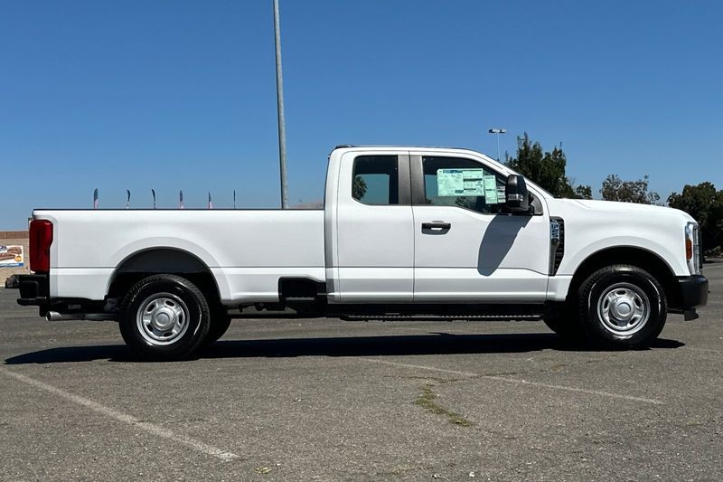 Ford F-250SD Vehicle Full-screen Gallery Image 02