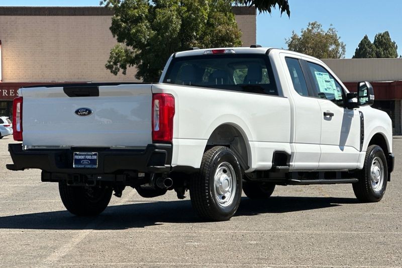 Ford F-250SD Vehicle Full-screen Gallery Image 03