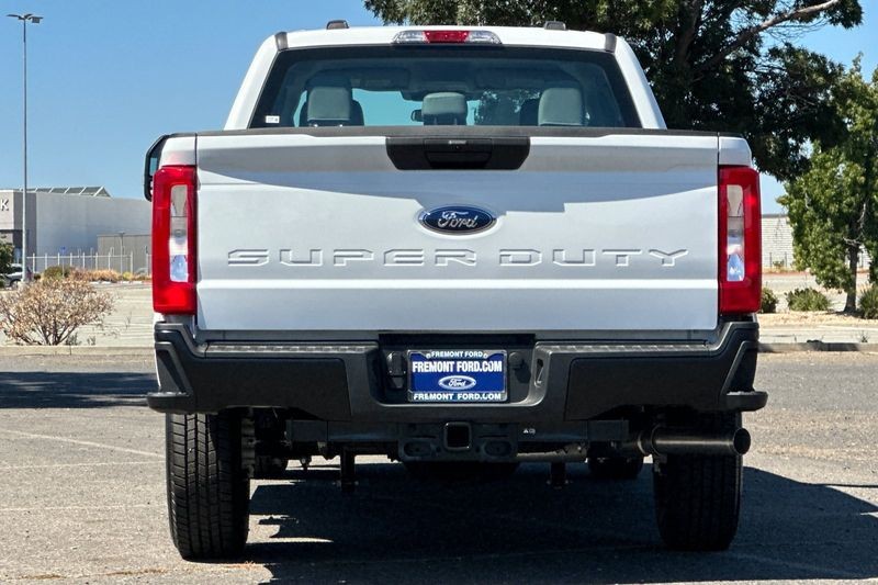 Ford F-250SD Vehicle Full-screen Gallery Image 04