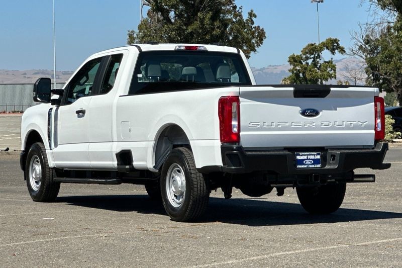 Ford F-250SD Vehicle Full-screen Gallery Image 05