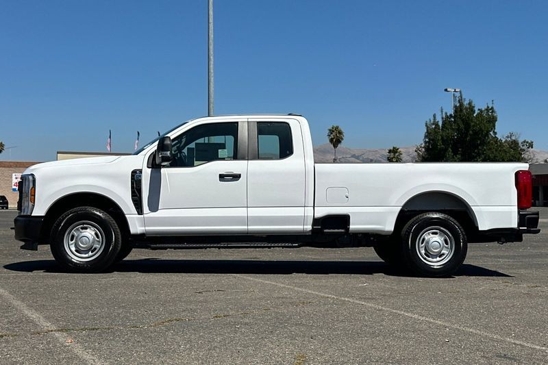 Ford F-250SD Vehicle Full-screen Gallery Image 06