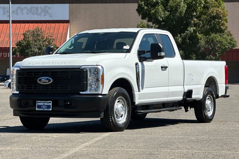 Ford F-250SD Vehicle Full-screen Gallery Image 07