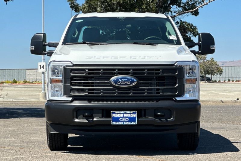 Ford F-250SD Vehicle Full-screen Gallery Image 08
