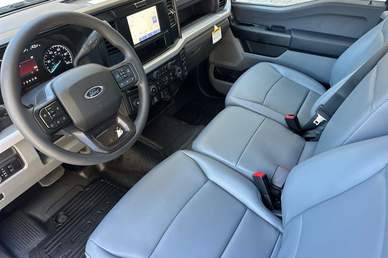 Ford F-250SD Vehicle Full-screen Gallery Image 09