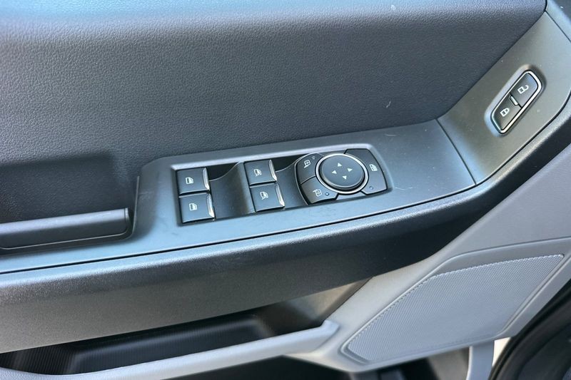Ford F-250SD Vehicle Full-screen Gallery Image 10