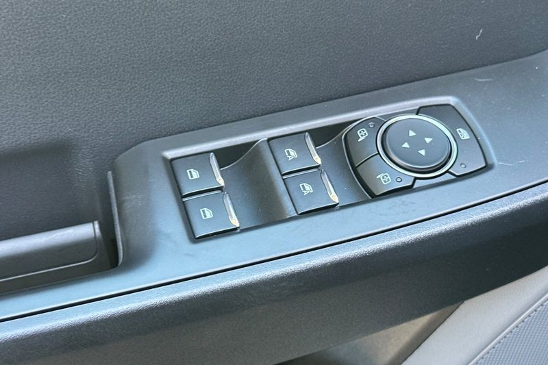 Ford F-250SD Vehicle Full-screen Gallery Image 11