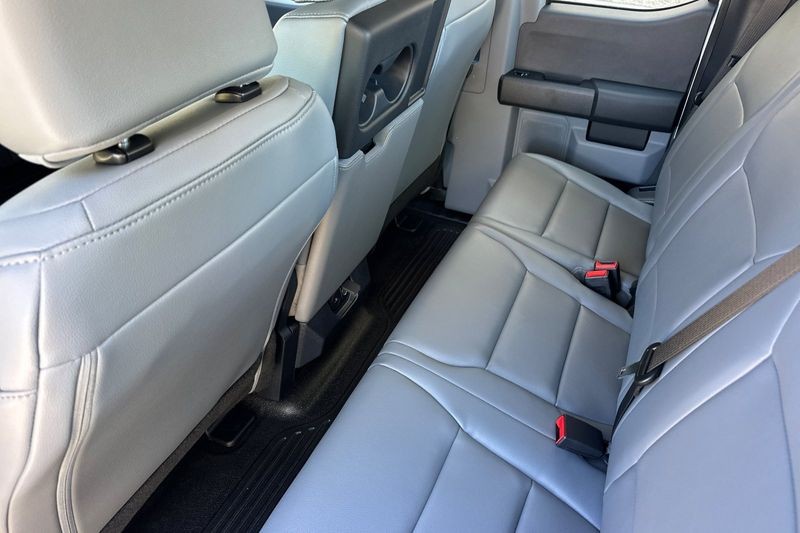 Ford F-250SD Vehicle Full-screen Gallery Image 12