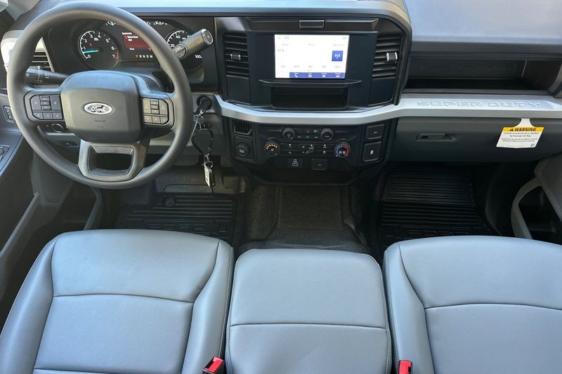 Ford F-250SD Vehicle Full-screen Gallery Image 14