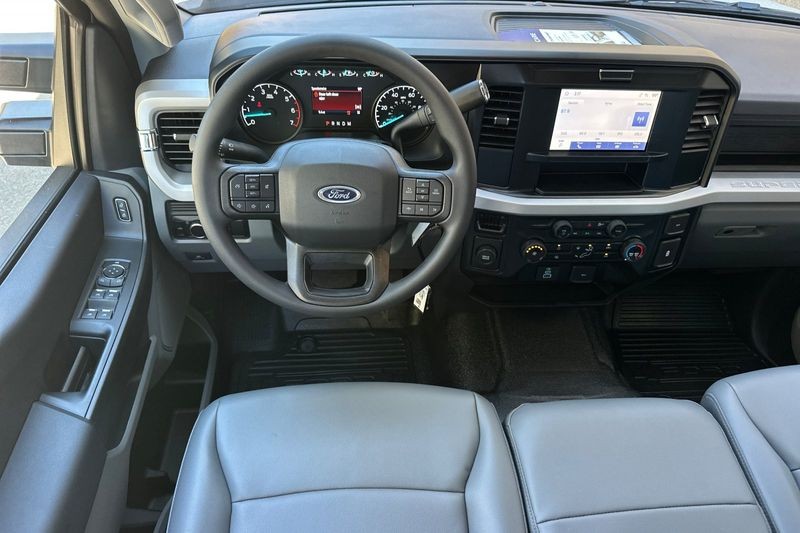 Ford F-250SD Vehicle Full-screen Gallery Image 15