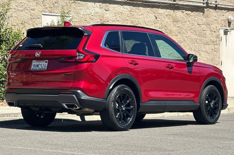 Honda CR-V Hybrid Vehicle Full-screen Gallery Image 03