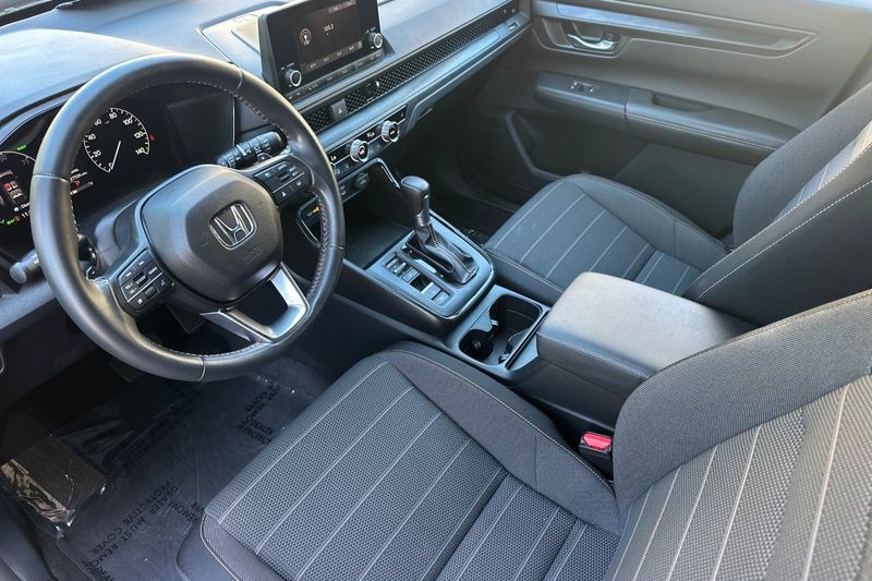 Honda CR-V Hybrid Vehicle Full-screen Gallery Image 10