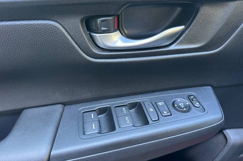 Honda CR-V Hybrid Vehicle Full-screen Gallery Image 11