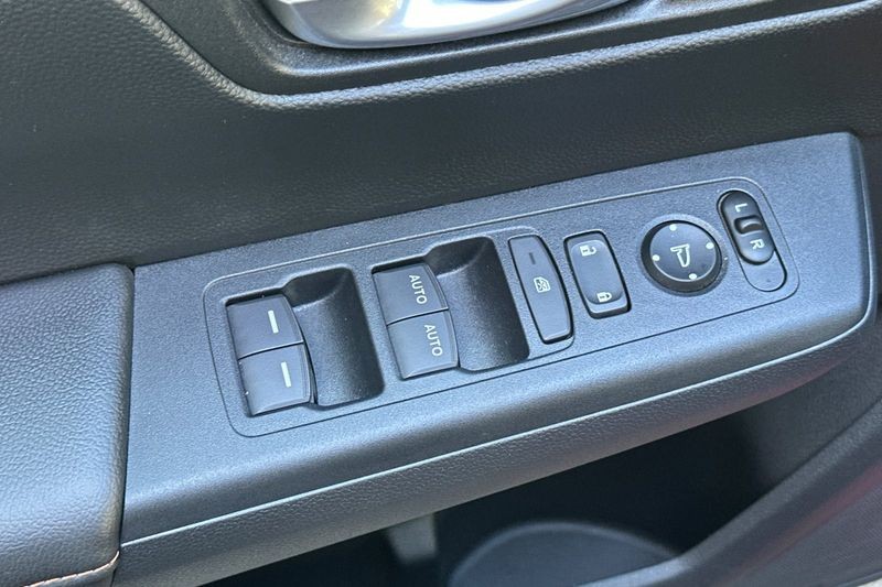 Honda CR-V Hybrid Vehicle Full-screen Gallery Image 12