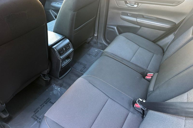 Honda CR-V Hybrid Vehicle Full-screen Gallery Image 14
