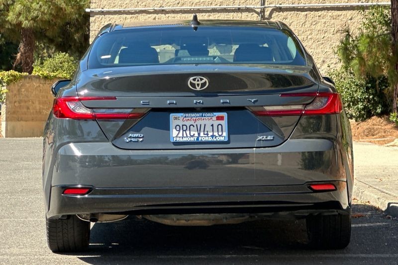 Toyota Camry Vehicle Full-screen Gallery Image 04