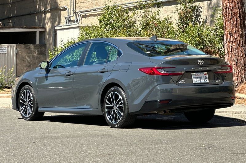 Toyota Camry Vehicle Full-screen Gallery Image 05