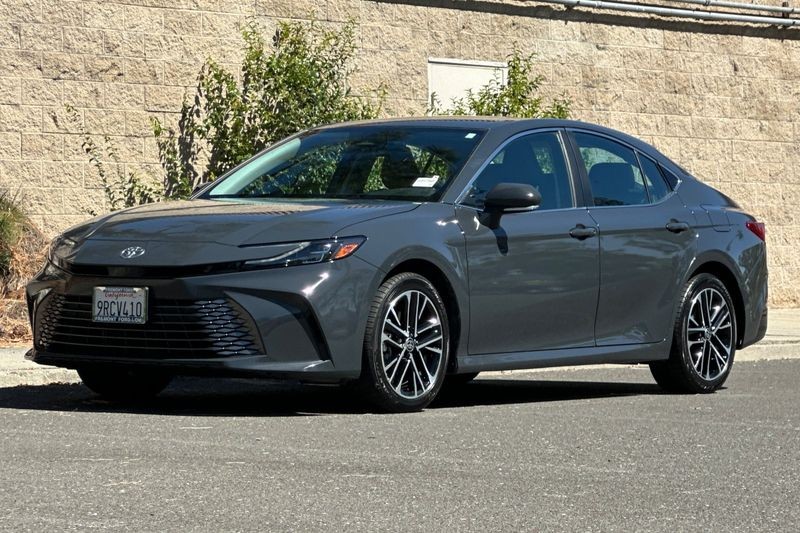 Toyota Camry Vehicle Full-screen Gallery Image 08