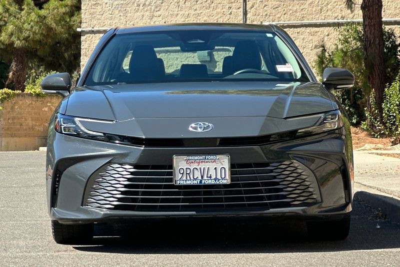 Toyota Camry Vehicle Full-screen Gallery Image 09