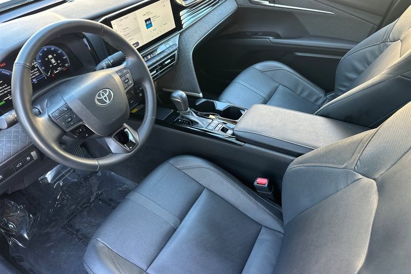 Toyota Camry Vehicle Full-screen Gallery Image 10
