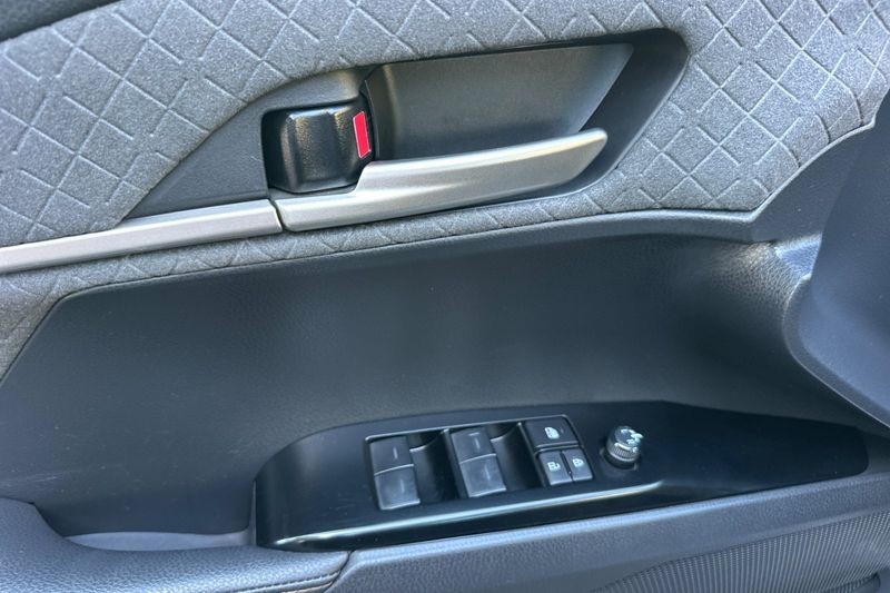 Toyota Camry Vehicle Full-screen Gallery Image 11