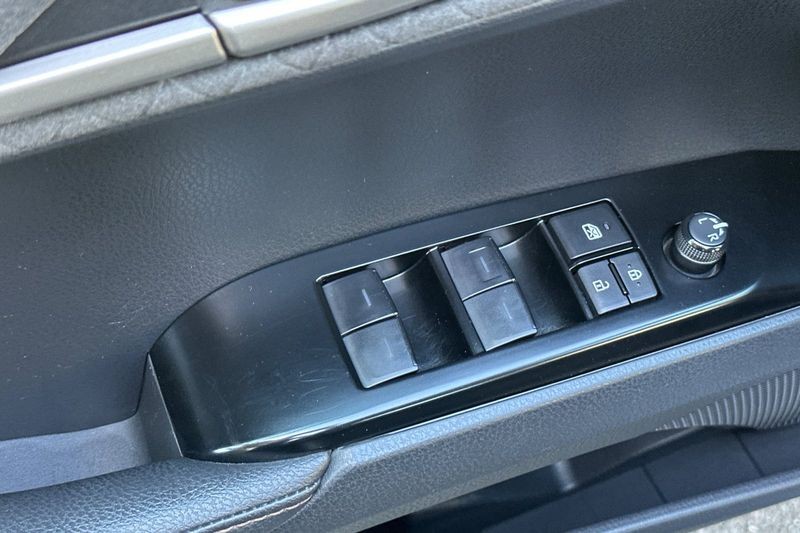 Toyota Camry Vehicle Full-screen Gallery Image 12