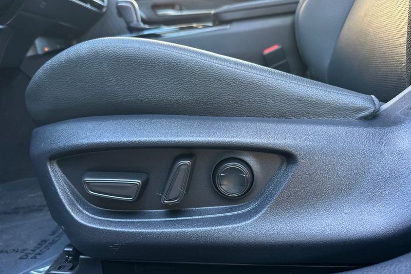 Toyota Camry Vehicle Full-screen Gallery Image 13