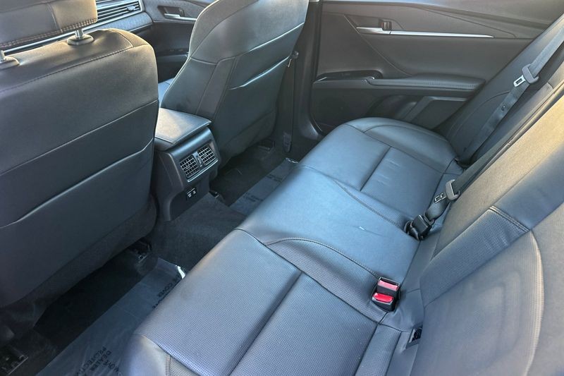 Toyota Camry Vehicle Full-screen Gallery Image 14
