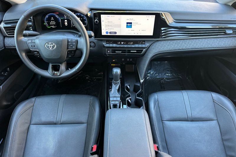 Toyota Camry Vehicle Full-screen Gallery Image 15