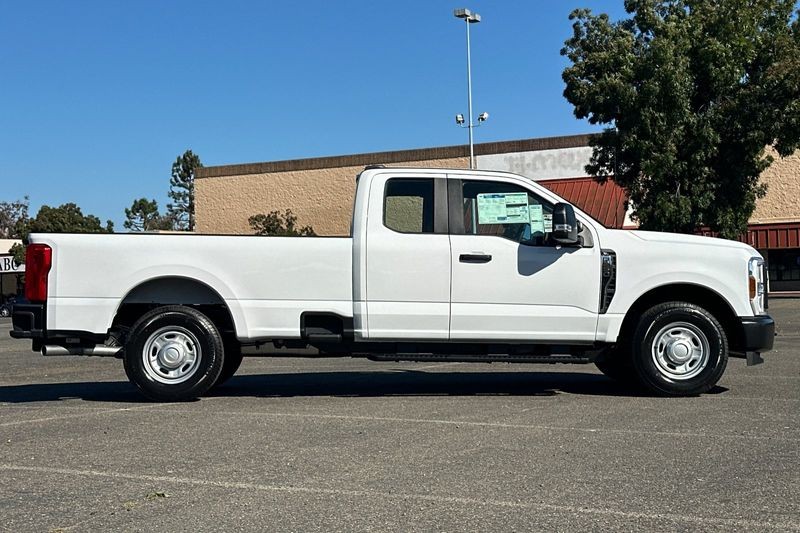 Ford F-250SD Vehicle Full-screen Gallery Image 02