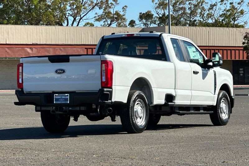 Ford F-250SD Vehicle Full-screen Gallery Image 03
