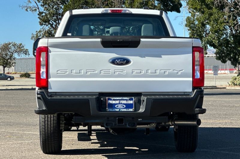 Ford F-250SD Vehicle Full-screen Gallery Image 04