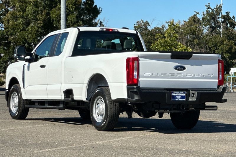 Ford F-250SD Vehicle Full-screen Gallery Image 05