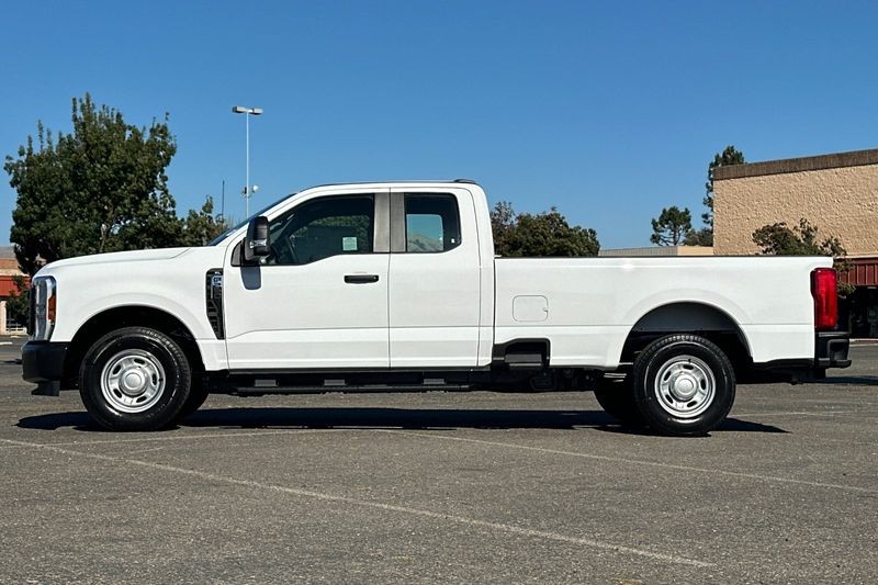 Ford F-250SD Vehicle Full-screen Gallery Image 06
