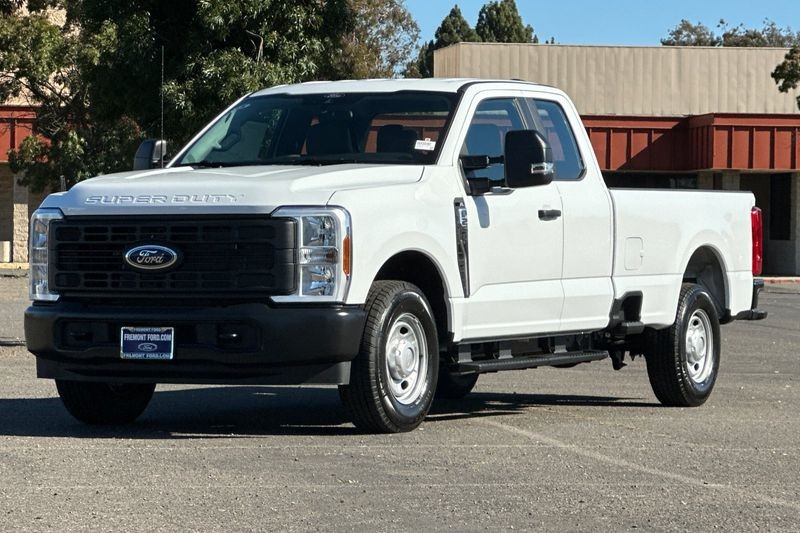 Ford F-250SD Vehicle Full-screen Gallery Image 07