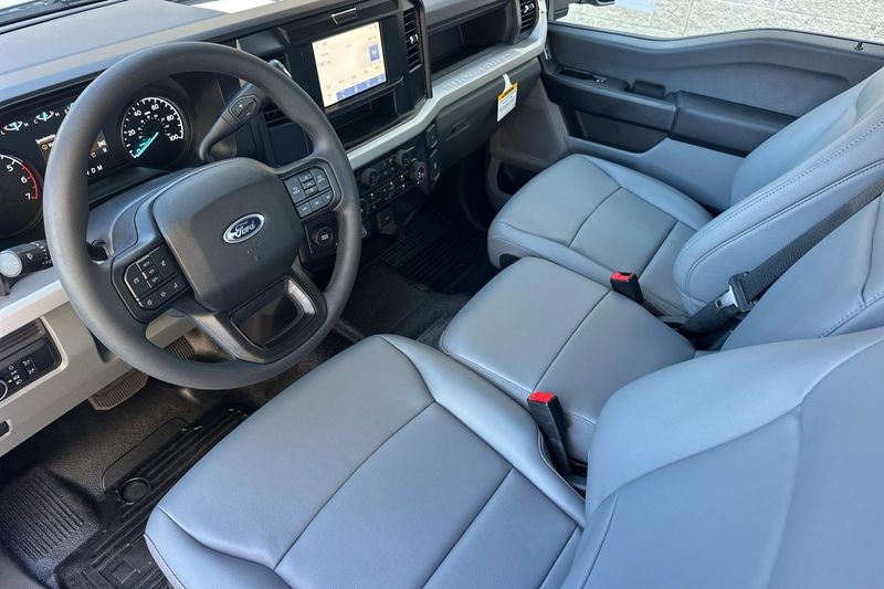 Ford F-250SD Vehicle Full-screen Gallery Image 09