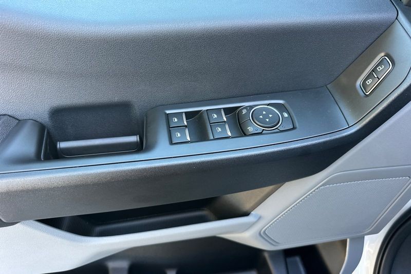 Ford F-250SD Vehicle Full-screen Gallery Image 10